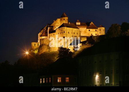Altstadt von Burghausen von der Salzach, mit beleuchteten Komplex von Burghausen Schloss der Longe gesehen Stockfoto