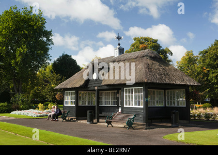 Stafford, Victoria Park, Staffordshire, England, UK Schalen Pavillon Menschen saß gerade Spiel bei Sonnenschein Stockfoto