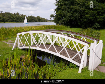 Kleine Brücke am großen Teich Frensham. Churt, in der Nähe von Farnham, Surrey. VEREINIGTES KÖNIGREICH. Stockfoto