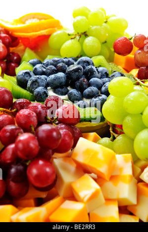 Platte mit sortierten frisches Obst und Käse Stockfoto