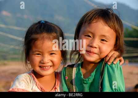 Porträt, Ethnologie, Kinder, zwei Tai Lue Mädchen lächelnd, Lue, Ou Tai, Distrikt Gnot Ou, Yot Ou, Phongsali, Phongsali Bezirk, Stockfoto