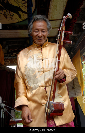 Naxi Musiker, Halloween, Mann mit String instrument, Lijiang, UNESCO-Weltkulturerbe, Provinz Yunnan, Volksrepublik Ch Stockfoto