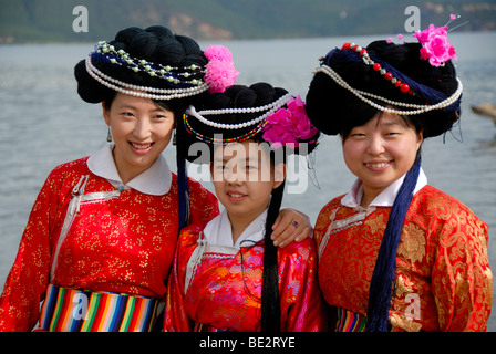 Ethnologie, Tourismus, chinesische Touristen hanchinesischen Damenkleider in lokalen Gewand für ein Foto, Luoshui, Lugu Hu See, Provinz Yunnan Stockfoto