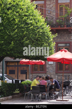Einige Touristen in einem Straßencafé an der Plaza Bolivar von Casco Antiguo von Panama City. Stockfoto