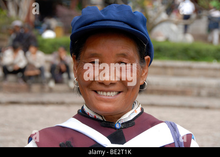 Porträt, Ethnologie, Frau in Tracht der ethnischen Gruppe der Naxi in den alten Marktplatz, Halloween, historische Cen lachen Stockfoto