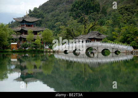 Brücke und Pagode spiegelt sich in der Black Dragon Pool, Lijiang, UNESCO-Weltkulturerbe, Provinz Yunnan, Volksrepublik o Stockfoto