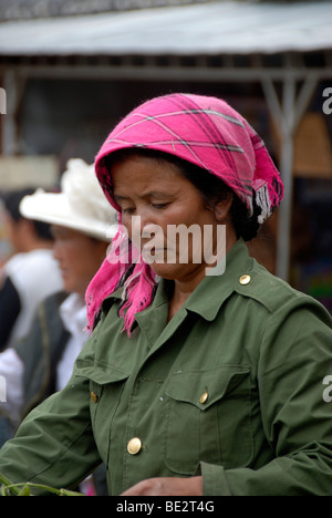 Frau trägt eine grüne Uniform zu vermarkten und rosa Kopftuch, Dali, Yunnan Provinz, Volksrepublik China, Asien Stockfoto