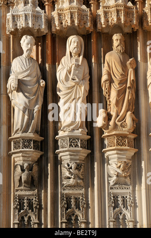 Statuen der Apostel auf das gotische Portal der Basilika, Dominikanische Kloster Mosteiro de Santa Maria da Vitoria, UNESCO Welt Heri Stockfoto