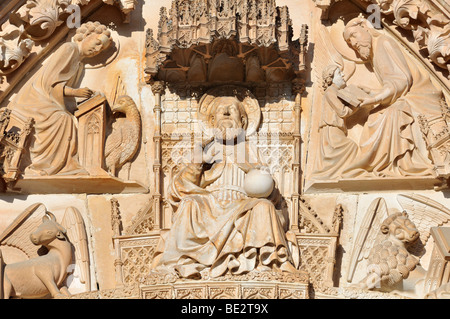 Abbildung von Gott dem Vater über dem Haupteingang zur gotischen Basilika das dominikanische Kloster Mosteiro de Santa Maria da V Stockfoto