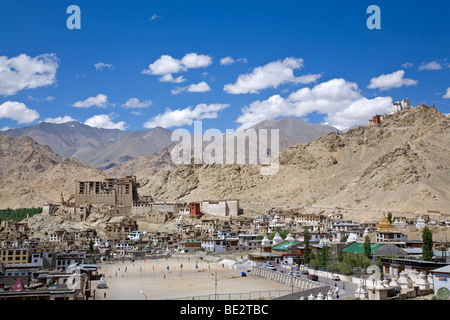 Leh-Ansicht mit Leh Palace (links) und Namgyal Tsemos Gompa an der Spitze des Hügels. Ladakh. Indien Stockfoto