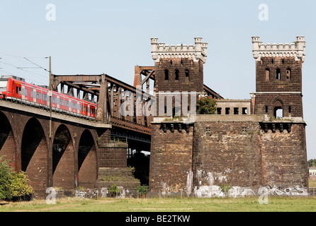 Türme der ehemaligen Duisburg-Hochfeld Bahn Brücke über den Rhein, Ruhr und Umgebung, Nordrhein-Westfalen, Deutschland, Europa Stockfoto