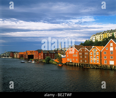 Ehemalige Lagerhäuser an der Kjopmannsgata auf dem Fluss Nidelva, Trondheim, Norwegen, Skandinavien, Europa Stockfoto
