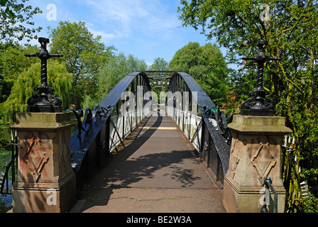 Andresey-Brücke, eine eiserne Brücke über den River Trent 1884 erbaut, im Park von Burton Upon Trent, Staffordshire, England, E Stockfoto