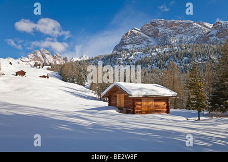 Berghütte und Landschaft mit Winterschnee bedeckt, Val Gardena, Dolomiten, Südtirol, Trentino-Südtirol, Italien Stockfoto