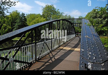 Andresey-Brücke, eine eiserne Brücke über den River Trent 1884 erbaut, im Park von Burton Upon Trent, Staffordshire, England, E Stockfoto