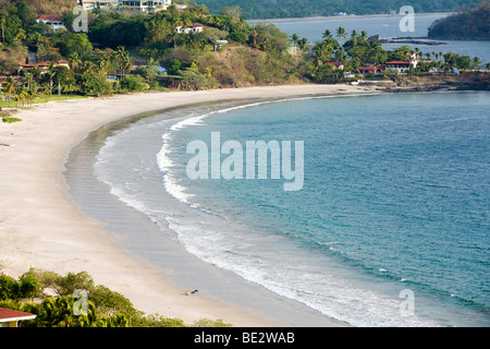 Ein Blick auf Playa Flamingo in Guanacaste. Flamingo ist ein beliebter Badestrand. Stockfoto