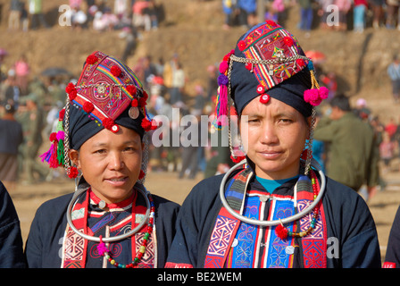 Porträt, Ethnologie, zwei Frauen von der Akha Oma Ethnie in bunten Kleidern, Kopfschmuck, Festival in Phongsali Stadt gekleidet, Stockfoto