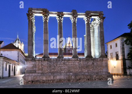 Römische Tempel der Diana in Evora bei Nacht, UNESCO-Weltkulturerbe, Alentejo, Portugal, Europa Stockfoto