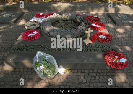 Gedenk- und Grabsteine auf Languemarck deutschen Friedhof in der Nähe von Passchendaele, Ypern, Belgien. Stockfoto