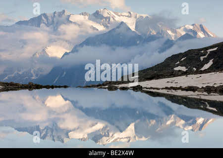 Mt. Hochfeiler spiegelt sich in den Friesenbergsee See, Zillertaler Alpen, Tirol, Österreich Stockfoto