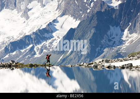 Wanderer im Friesenbergsee See, Zillertaler Alpen, Tirol, Österreich, Europa widerspiegelt Stockfoto