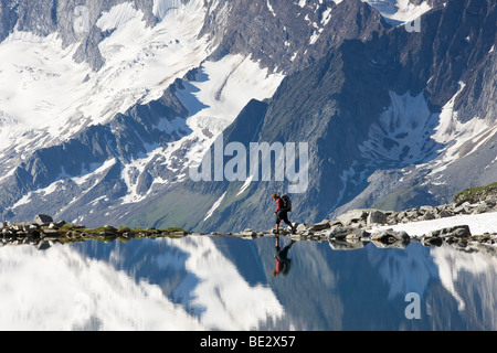 Wanderer im Friesenbergsee See, Zillertaler Alpen, Tirol, Österreich, Europa widerspiegelt Stockfoto