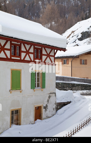 Winter Schnee im Dorf Mulegns in der Nähe von St. Moritz, Graubünden Region, Schweizer Alpen, Schweiz, Europa Stockfoto