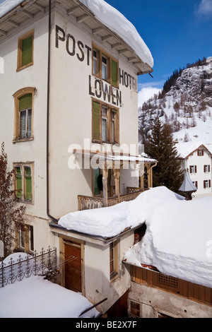 Winter Schnee im Dorf Mulegns in der Nähe von St. Moritz, Graubünden Region, Schweizer Alpen, Schweiz, Europa Stockfoto