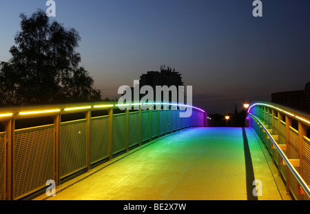 Brücke mit Regenbogenfarben Beleuchtung über die Bundesstraße 1, Highway 40, Dortmund, Ruhr und Umgebung, Nordrhein-Westfalen, Deutschland Stockfoto