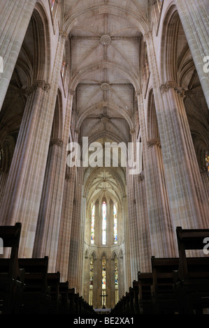 Innenraum der gotischen Basilika des dominikanischen Klosters Mosteiro de Santa Maria da Vitoria, UNESCO-Weltkulturerbe, Bata Stockfoto
