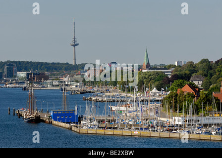 Blick über das Westufer der Kieler Binnenfjord mit Düsternbrook Marina, Nikolaikirche und Funkturm, Kiel, Schlesw Stockfoto