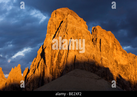 Paternkofel Berg in der heutigen letzten Licht, stürmische Atmosphäre, Sextener Dolomiten, Alto Adige, Italien, Europa Stockfoto