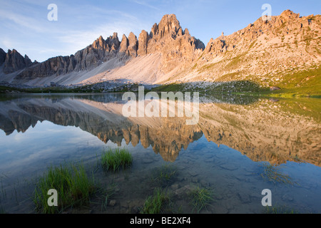 Paternkofel Berg spiegelt sich in einem Bergsee bei Sonnenaufgang, Sextener Dolomiten, Alto Adige, Italien, Europa Stockfoto