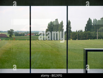 Kinder Fahrrad vorbei Besucherzentrum Tyne Cot Commonwealth Friedhof, Passchendaele, in der Nähe von Ypern, Belgien. Stockfoto