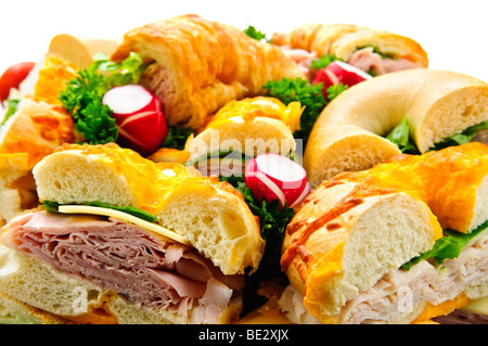 Gemischte Platte mit Sandwiches mit Fleisch und Gemüse Stockfoto