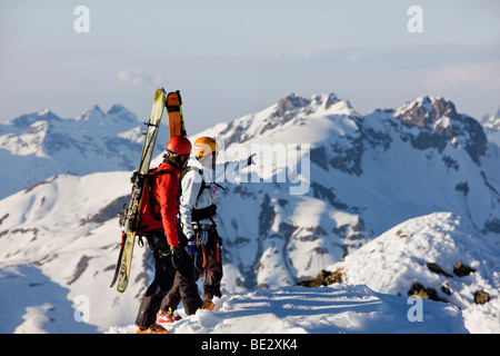 Winter, Klettern, Freeride Skifahrer, Mountain Climbers, Arlberg, Verwall Alpen, Nord-Tirol, Österreich, Europa Stockfoto