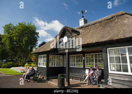 Stafford, Victoria Park, Staffordshire, England, UK-Schalen-Pavillon im Ruhestand Leute saßen in der Sonne beobachten Spiel Stockfoto