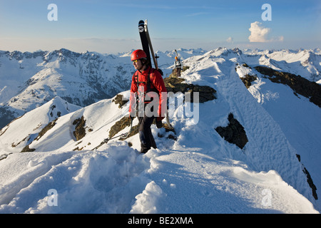 Winter, Klettern, Freeride Skifahrer, Mountain Climbers, Arlberg, Verwall Alpen, Nord-Tirol, Österreich, Europa Stockfoto