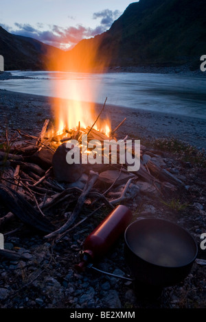 Lagerfeuer in der Dämmerung auf dem Shotover River im Skippers Canyon, Queenstown, Südinsel, Neuseeland Stockfoto