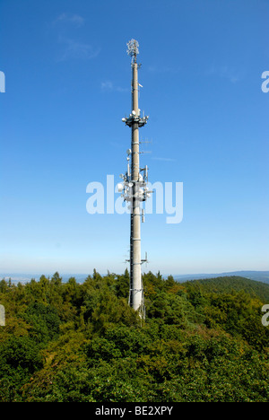 Fernmeldeturm, Sendemast auf bewaldeten Bergrücken, gesehen vom Hahnenkamm Berg, Spessart, Bayern, Deutschland, Europa Stockfoto