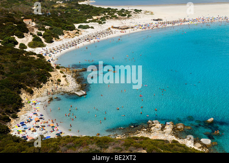 Baden, Touristen und bunte Sonnenschirme am Strand, kristallklares türkisfarbenes Wasser, Cala Giunco, Porto Giunco, Capo Carbonara, Stockfoto