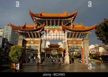Zwei chinesische Tore, Fußgängerzone im Zentrum Stadt, Jinmabiji Quadrat, Kunming, Yunnan Provinz, Volksrepublik China Stockfoto