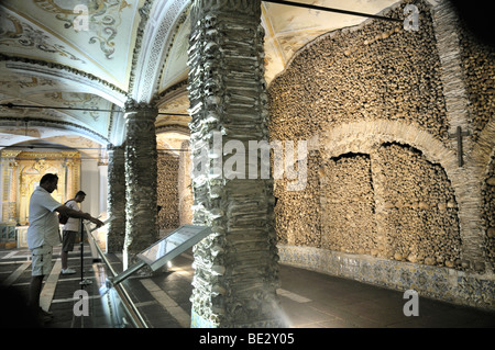 Besucher in den Charnel Knochen Kapelle Capela Dos Ossos im Franziskanerkloster, Evora, UNESCO-Weltkulturerbe, Alentejo Stockfoto