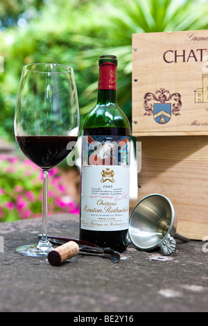 Chateau Mouton Rothschild 1er Cru Classe Pauillac Grand Vin de Bordeaux, Bordeaux Glas, Kork, Sommelier Besteck Stockfoto