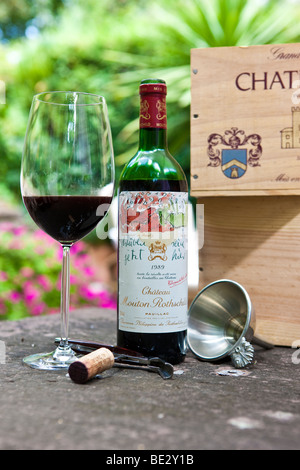 Chateau Mouton Rothschild 1er Cru Classe Pauillac Grand Vin de Bordeaux, Bordeaux Glas, Kork, Sommelier Besteck Stockfoto