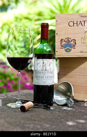 Chateau Mouton Rothschild 1er Cru Classe Pauillac Grand Vin de Bordeaux, Bordeaux Glas, Kork, Sommelier Besteck Stockfoto