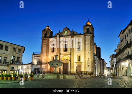 Praça Giraldo Platz mit der Kirche Igreja de Sao Antao nachts, Eu, UNESCO-Weltkulturerbe, Evora und Alentejo, Portugal Stockfoto