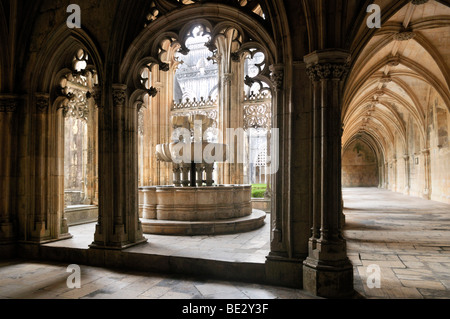 Brunnen im Kreuzgang des dominikanischen Klosters Mosteiro de Santa Maria da Vitoria, UNESCO-Weltkulturerbe, Batalha, Po Stockfoto