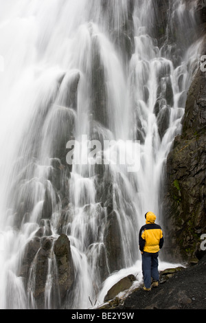 Wasserfall mit Wanderer in der Nähe von Seward, Alaska, USA Stockfoto