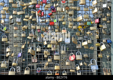 Schlösser als Zeichen der Freundschaft und Liebe auf der Metallzaun der Hohenzollernbruecke Hohenzollern Brücke in Köln, North R Stockfoto